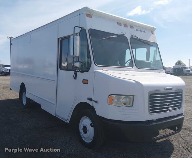 Image of Freightliner MT45 equipment image 2