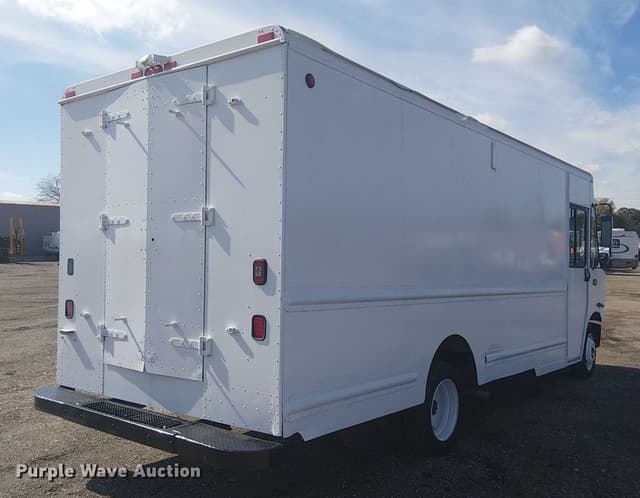 Image of Freightliner MT45 equipment image 4