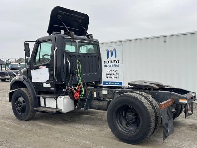 Image of Freightliner M2 106 equipment image 1