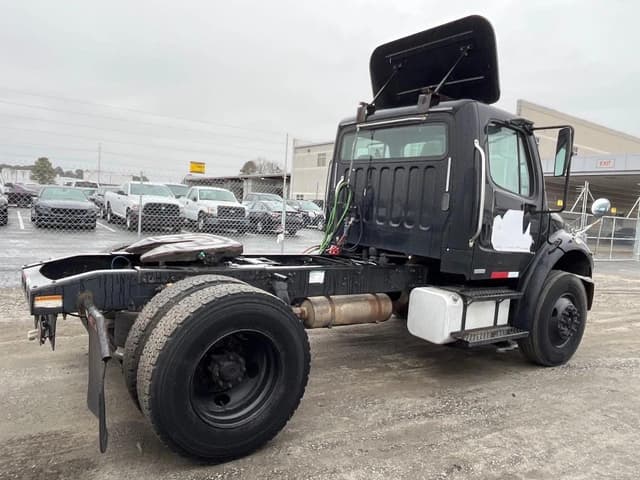 Image of Freightliner M2 106 equipment image 4