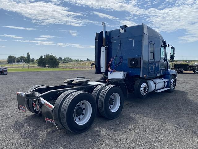 Image of Freightliner ST120 equipment image 4