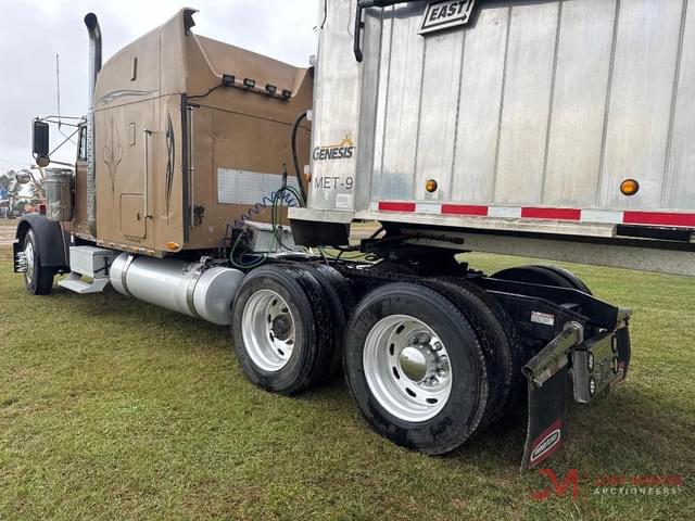 Image of Freightliner Classic XL equipment image 3