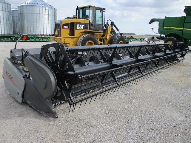 Image of Gleaner 8200 equipment image 2