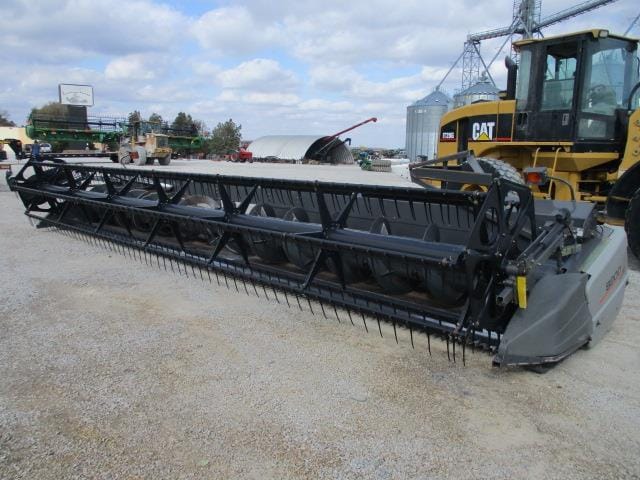 2007 Gleaner 8200 Equipment Image0