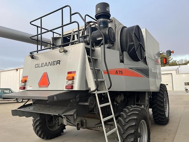 Image of Gleaner A75 equipment image 3