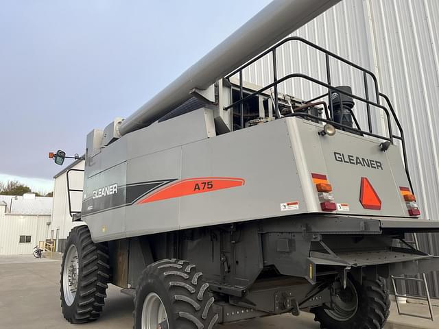 Image of Gleaner A75 equipment image 4