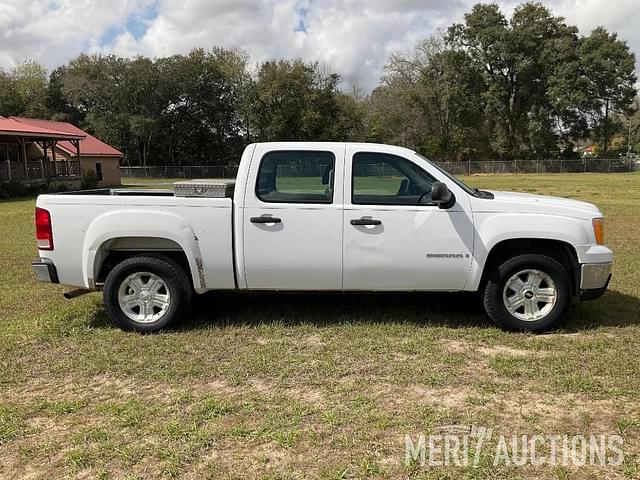 Image of GMC Sierra 1500 equipment image 1