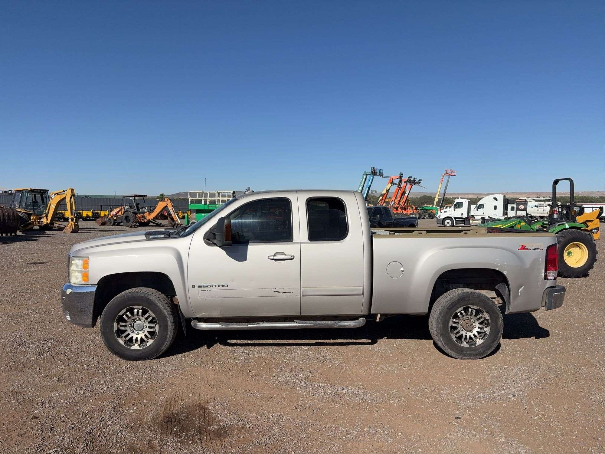2007 GMC 2500HD Equipment Image0