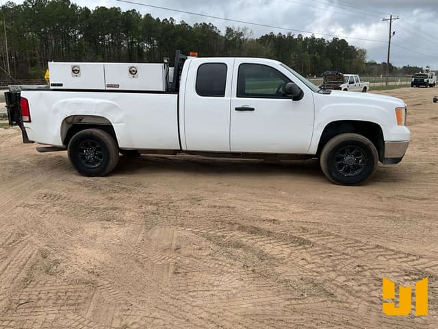 Image of GMC 2500HD equipment image 3