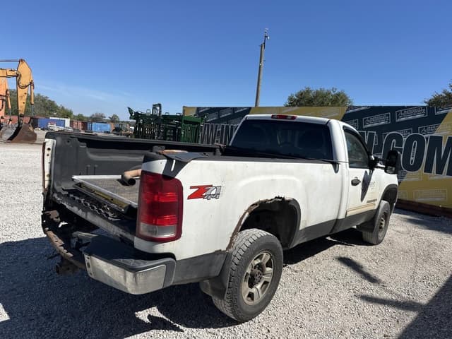 Image of GMC 2500HD equipment image 2