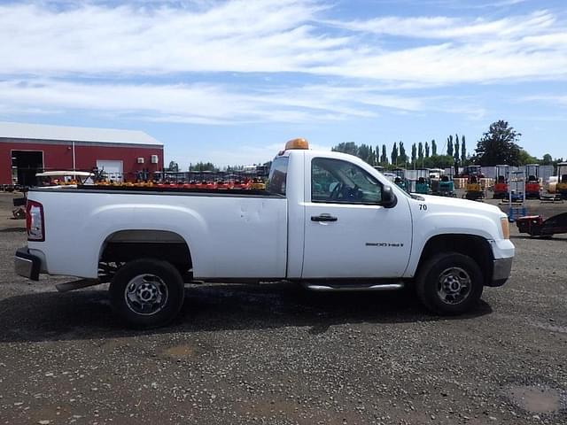 Image of GMC 2500HD equipment image 2