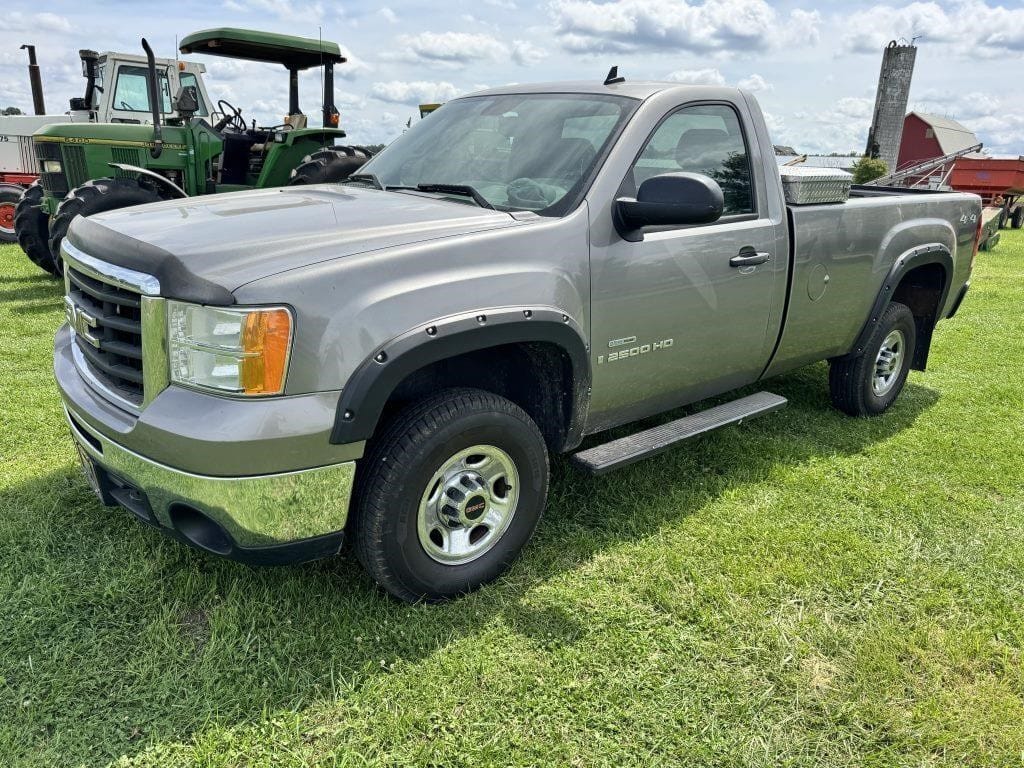 2007 GMC 2500HD Equipment Image0