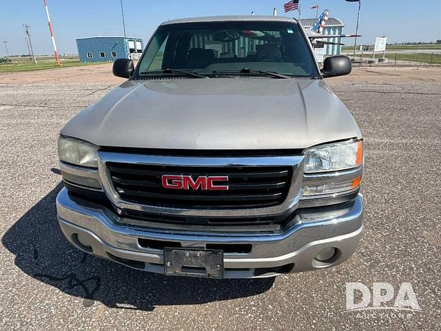 Image of GMC 2500HD equipment image 2