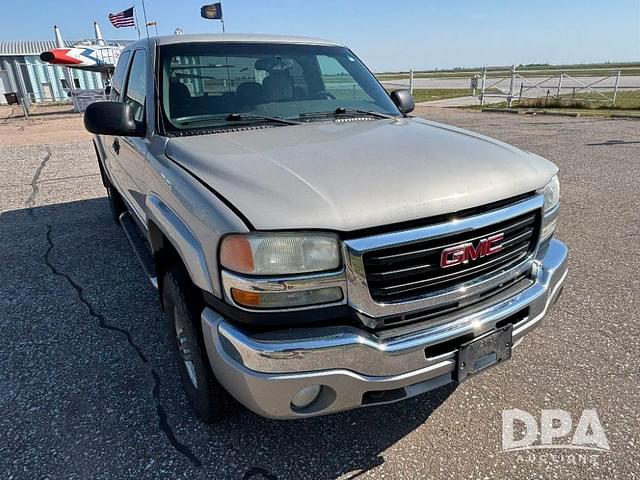 Image of GMC 2500HD equipment image 3