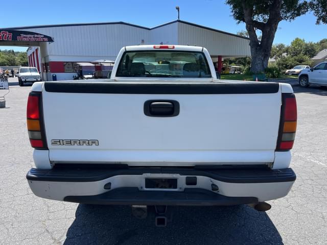 Image of GMC 2500HD equipment image 4