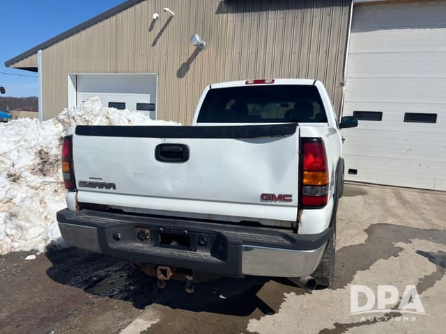 Image of GMC 2500HD equipment image 3