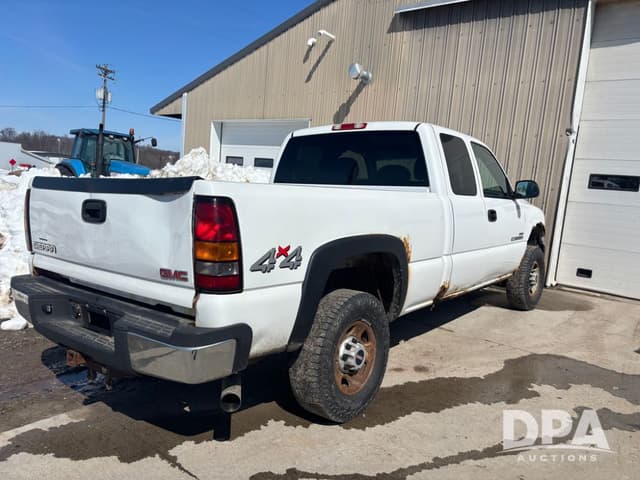 Image of GMC 2500HD equipment image 2