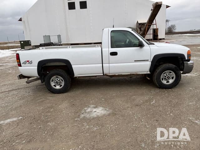 Image of GMC 2500HD equipment image 2