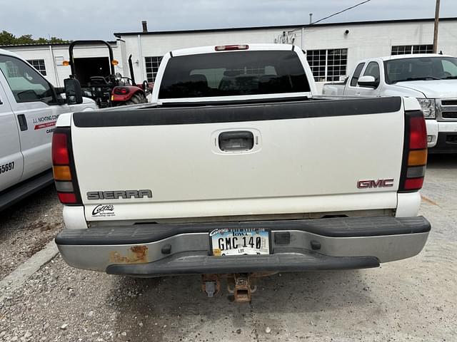 Image of GMC Sierra 1500 equipment image 4