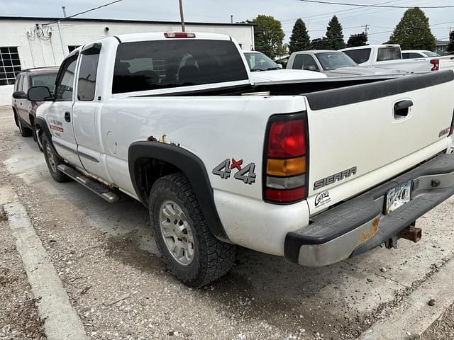 Image of GMC Sierra 1500 equipment image 3