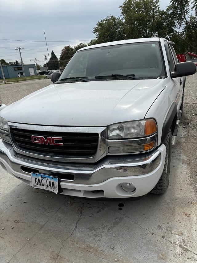 Image of GMC Sierra 1500 equipment image 1