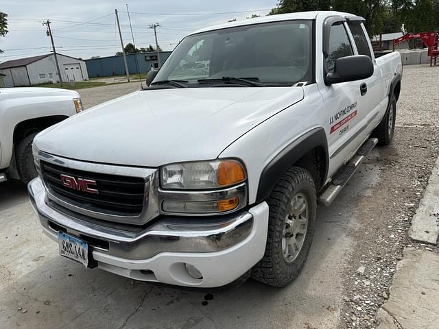 Image of GMC Sierra 1500 equipment image 2