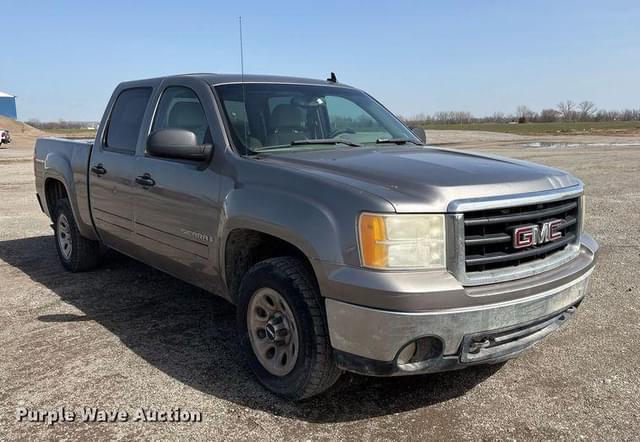 Image of GMC Sierra 1500 equipment image 2