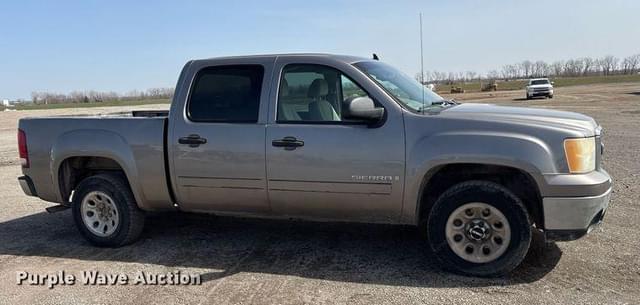 Image of GMC Sierra 1500 equipment image 3
