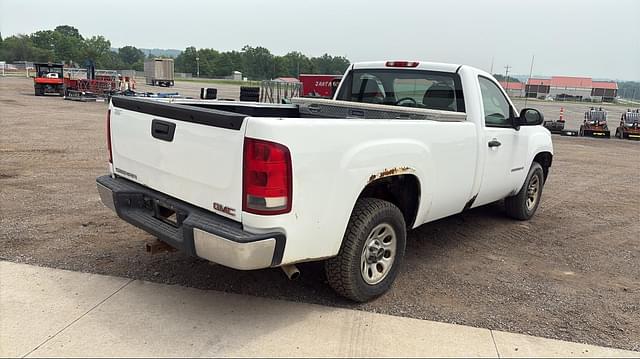 Image of GMC Sierra 1500 equipment image 2
