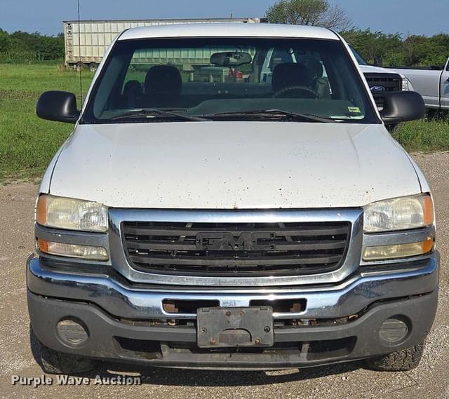 Image of GMC Sierra 1500 equipment image 1