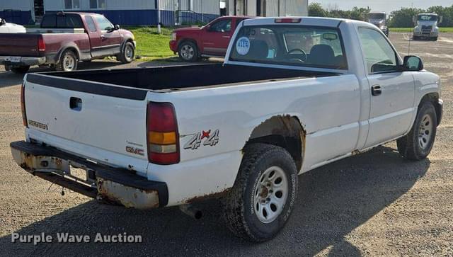 Image of GMC Sierra 1500 equipment image 4