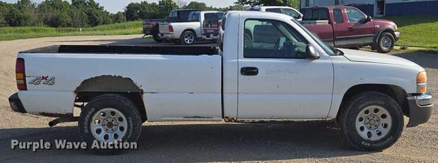 Image of GMC Sierra 1500 equipment image 3