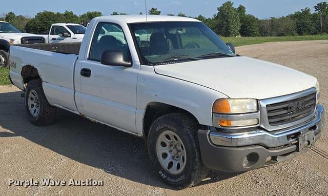 Image of GMC Sierra 1500 equipment image 2