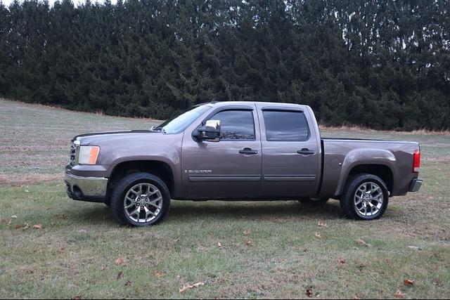 Image of GMC Sierra 1500 equipment image 2