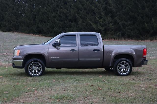 Image of GMC Sierra 1500 equipment image 3