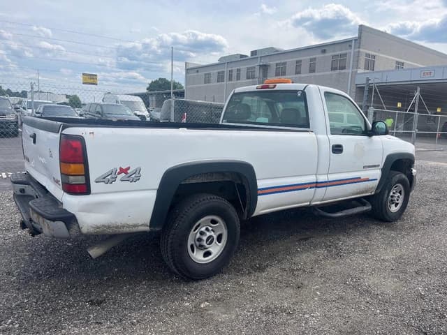 Image of GMC 2500HD equipment image 4