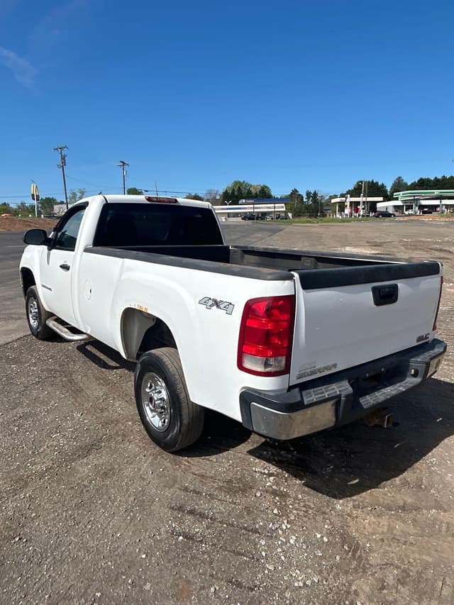 Image of GMC 2500HD equipment image 2