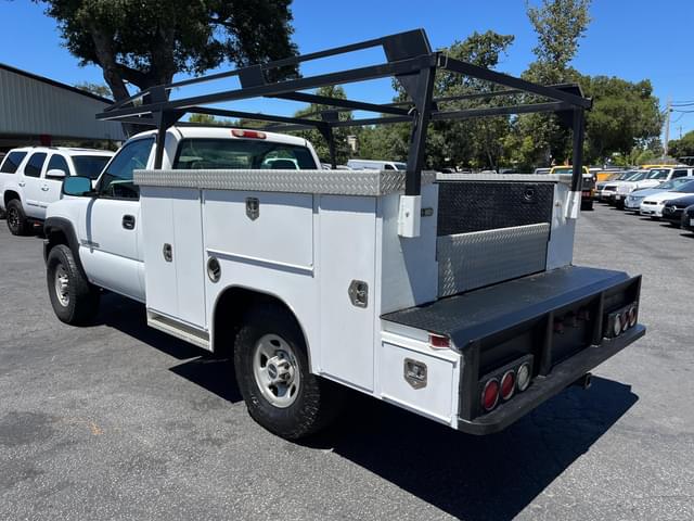 Image of GMC 2500HD equipment image 3