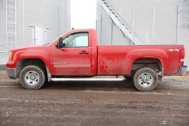 Image of GMC 2500HD equipment image 3