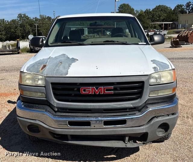 Image of GMC 2500HD equipment image 1