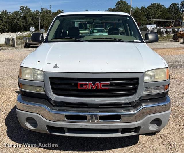 Image of GMC 2500HD equipment image 1