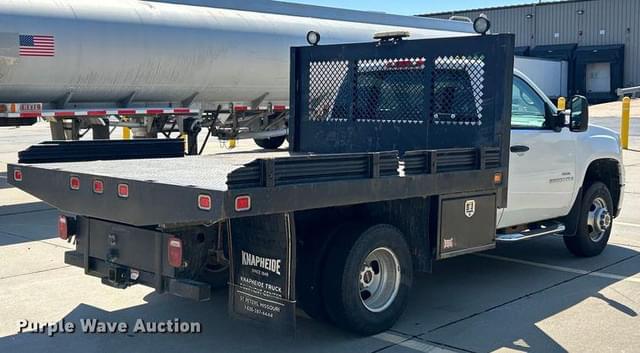 Image of GMC 3500HD equipment image 4