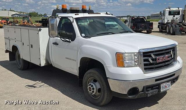 Image of GMC 3500HD equipment image 2