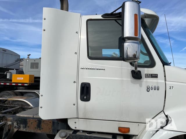 Image of International 8600 equipment image 2