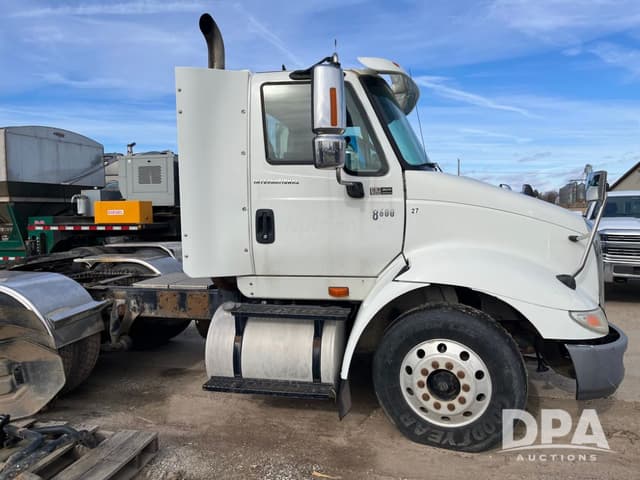 Image of International 8600 equipment image 1