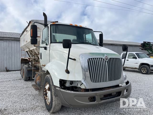 Image of International 8600 equipment image 3