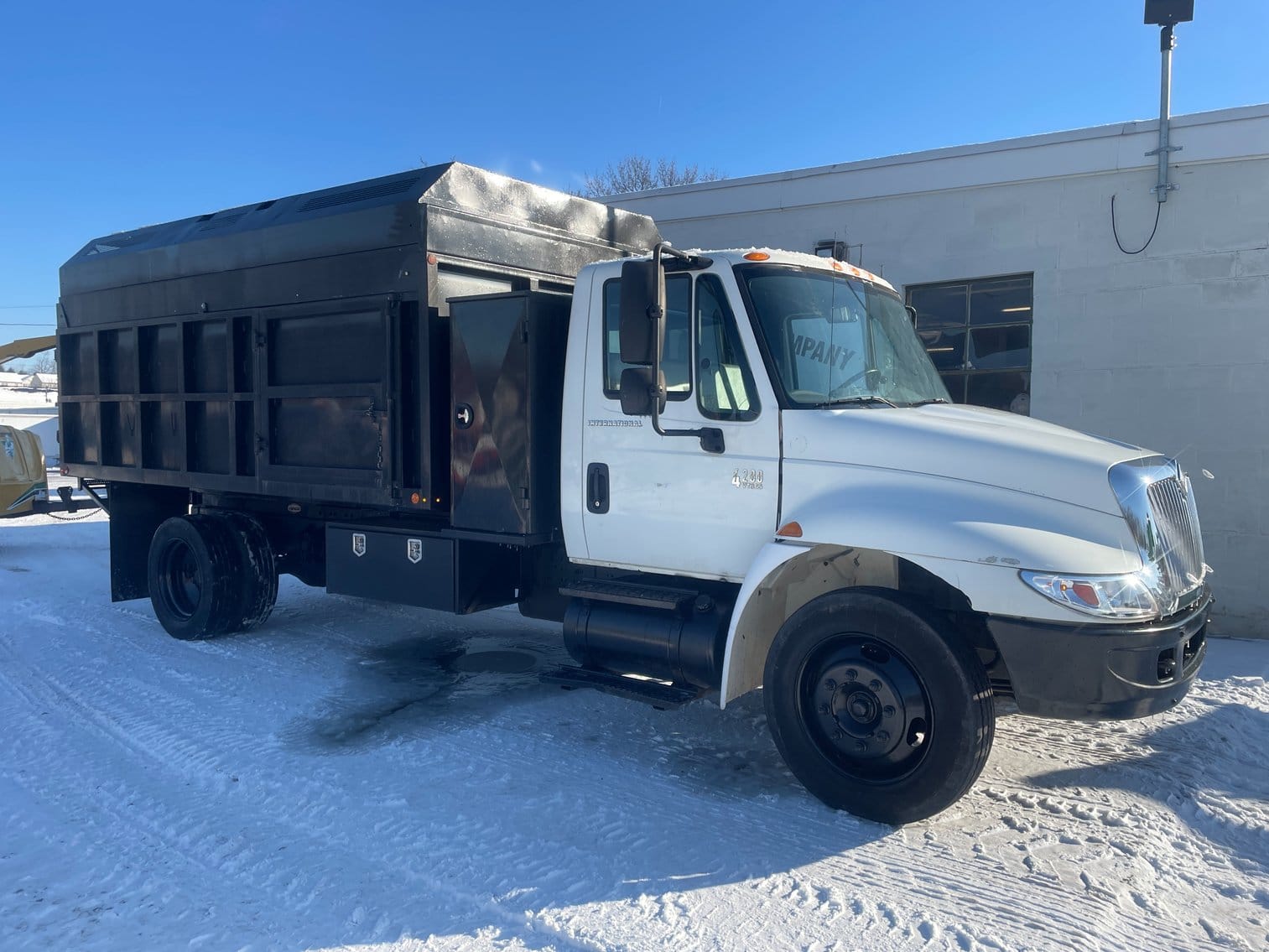 2007 International 4200 Equipment Image0