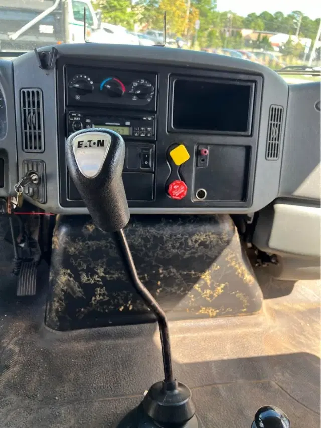 Image of International 4300 equipment image 3