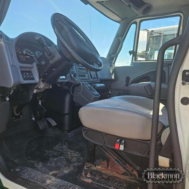 Image of International 4300 equipment image 4