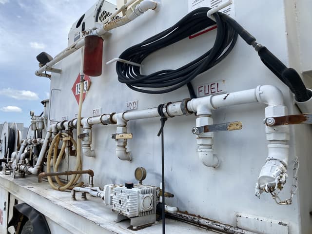 Image of International 4300 equipment image 4